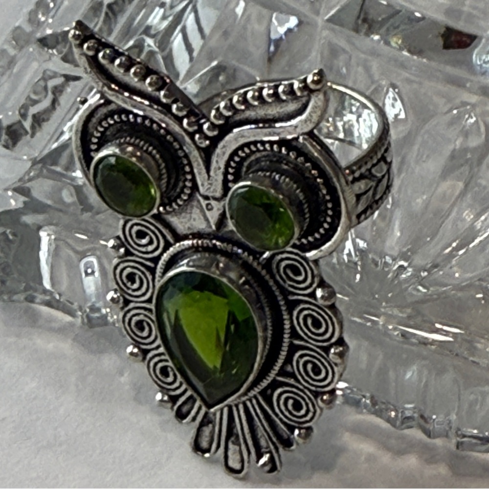 🆕 “Wise Glow: Artisan Peridot Owl Ring in Sterling Silver” Size 7 🆕